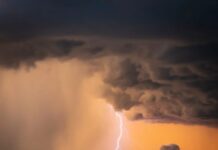 Керування перепадами настрою передменструального синдрому: 6 уважних стратегій для заспокоєння