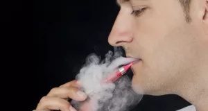 Чому електронні сигарети ефективніші за нікотинові пластирі для відмови від куріння?